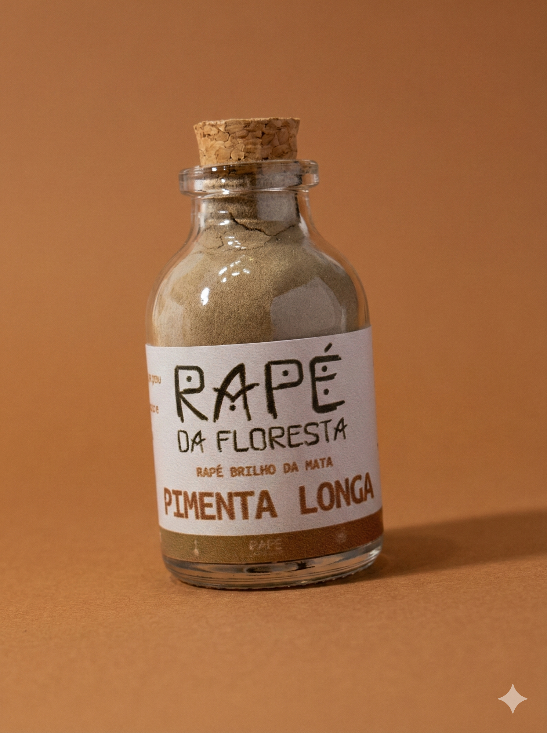 Rapé Brilho da Mata — Pimenta Longa Acorda a mente, desperta o corpo e protege como uma brisa que varre o cansaço. Descrição nova: Apesar do nome, a Pimenta Longa é suave no sopro, mas vibrante na ação. Traz o frescor das folhas da mata, limpa dores de cabeça, inflamações e renova o corpo com energia elétrica. É muito procurado por quem busca força para atividades físicas, estudos ou momentos que exigem presença total. Composição: Tabaco, cinza de pau pereira e planta Pimenta Longa.