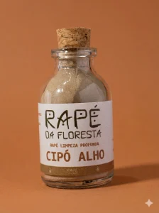 Rapé de Limpeza profunda — Cipó Alho Para quem busca limpeza profunda e renovação. Descrição nova: O Cipó Alho é uma planta poderosa, muito respeitada por seu efeito anti-inflamatório e de purificação. Nas aldeias, é usada para tratar desde alergias até dores persistentes, fortalecendo a respiração e limpando o corpo de impurezas. Este Rapé é um chamado para quem sente o corpo pesado, com bloqueios ou doenças recorrentes. Atua como faxina física e espiritual, varrendo o que não serve mais e trazendo a leveza de volta ao peito. Composição: Tabaco, cinza de pau pereira e cipó alho.