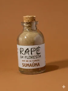 Rapé Mãe da Floresta — Sumaúma Ideal para quem sente falta de ancorar suas raízes. Descrição: Chamado de Mãe da Floresta, este Rapé honra a Sumaúma, a maior árvore amazônica, considerada sagrada por muitos povos. É sob suas raízes que as tribos descansam e se conectam com os sonhos. Acredita-se que a Sumaúma guarda segredos ancestrais e protege quem repousa em sua sombra. Seu uso traz força para o corpo, alívio para dores de cabeça, tranquilidade para o sono e profundidade para meditações. Uma medicina que abraça como colo de mãe e abre caminhos para sonhos lúcidos e insights espirituais. Composição: Tabaco, cinza de pau pereira e folha de Sumaúma.